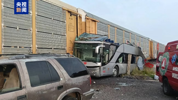 赢正通 墨西哥一火车与客运巴士相撞 已致8死45伤